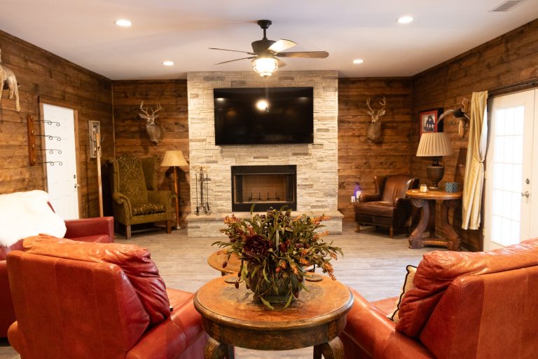 living room at Davis Creek Lodge